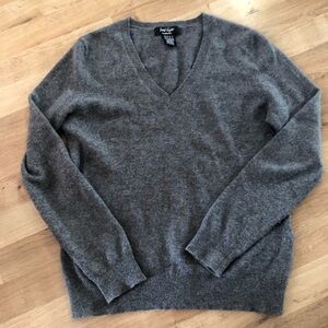 Lord & Taylor Women’s 100% Cashmere Grey Sweater Size Medium Long Sleeve V-Neck
